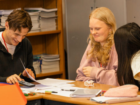 summer camp London uk - Small group lesson at English summer school in London