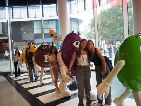 London summer camps - Students discovering London city