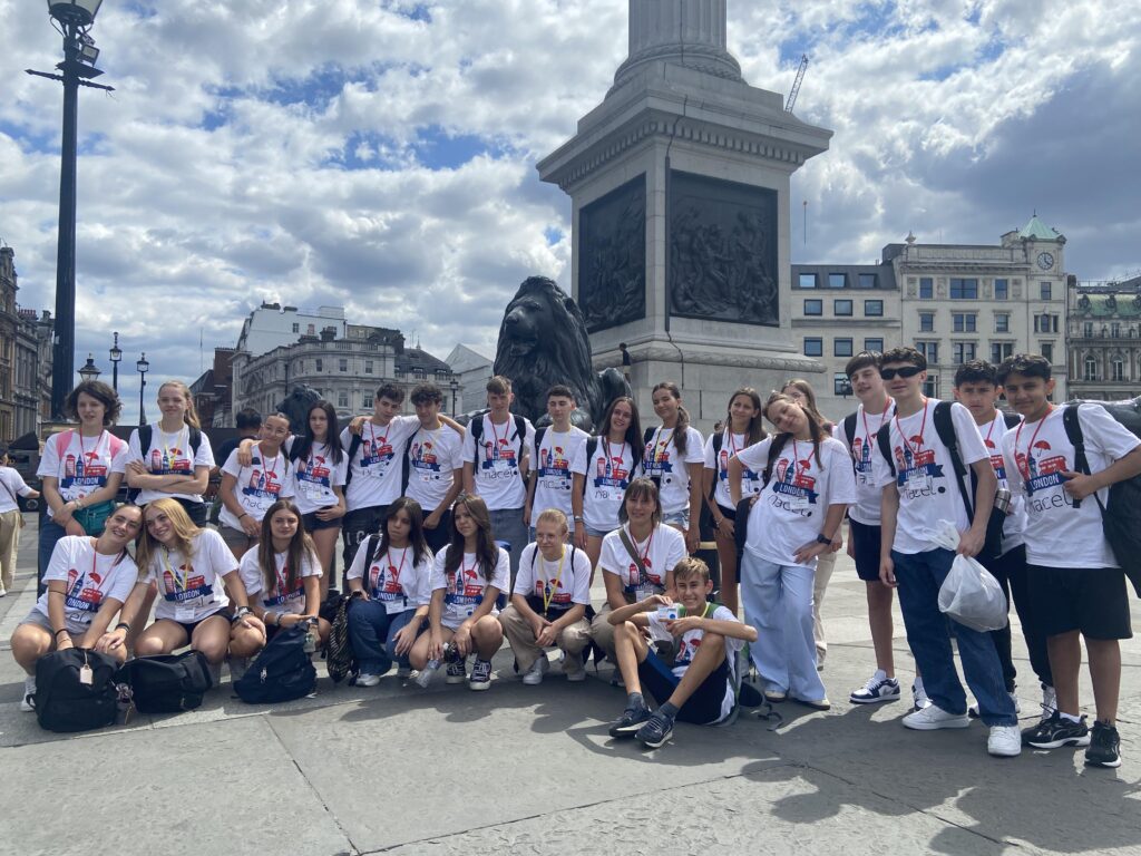 Students discovering London city landmarks on weekend trip