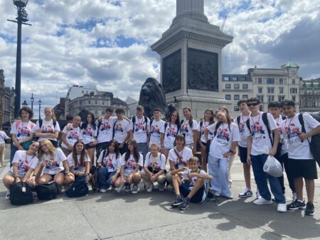 English summer school London - students discovering London city landmarks on weekend trip