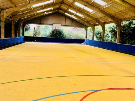 summer camp in London - Covered basketball court