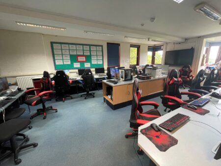 summer camp in London - Computer room at London English summer school