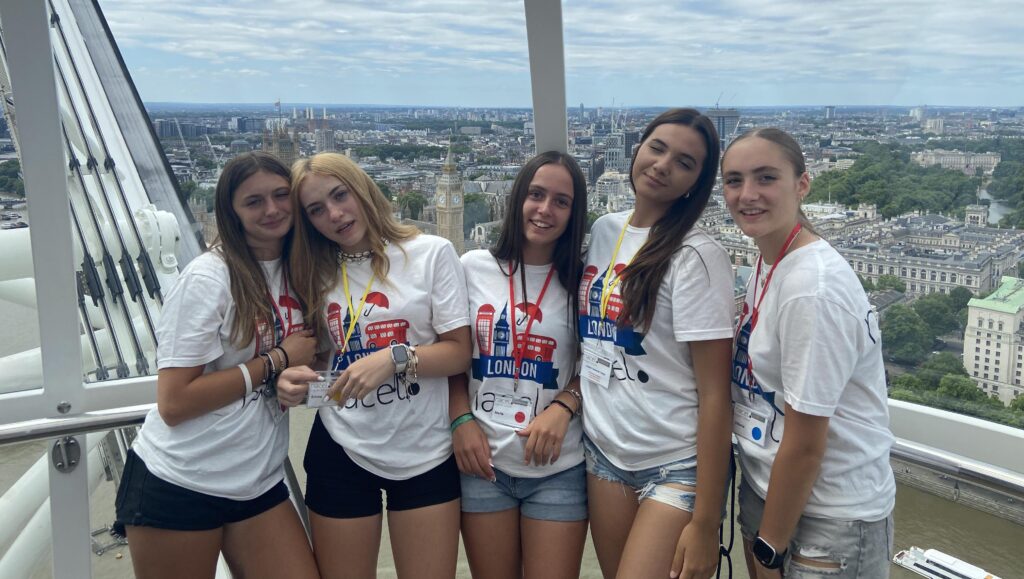 Students discovering London Eye during summer camp excursion