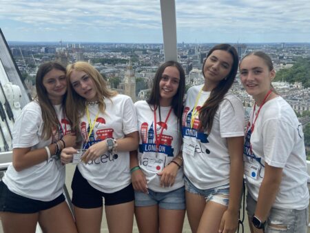 English summer camp London - Students discovering London Eye
